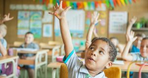 Nós já falamos sobre como os pais podem evitar que seus filhos peguem piolho na escola. Mas, será que as escolas também podem ajudar? Se você é diretor, professor ou pedagogo pode adotar algumas medidas contra os piolhos. Saiba como as escolas podem prevenir a infestação desses parasitas.
