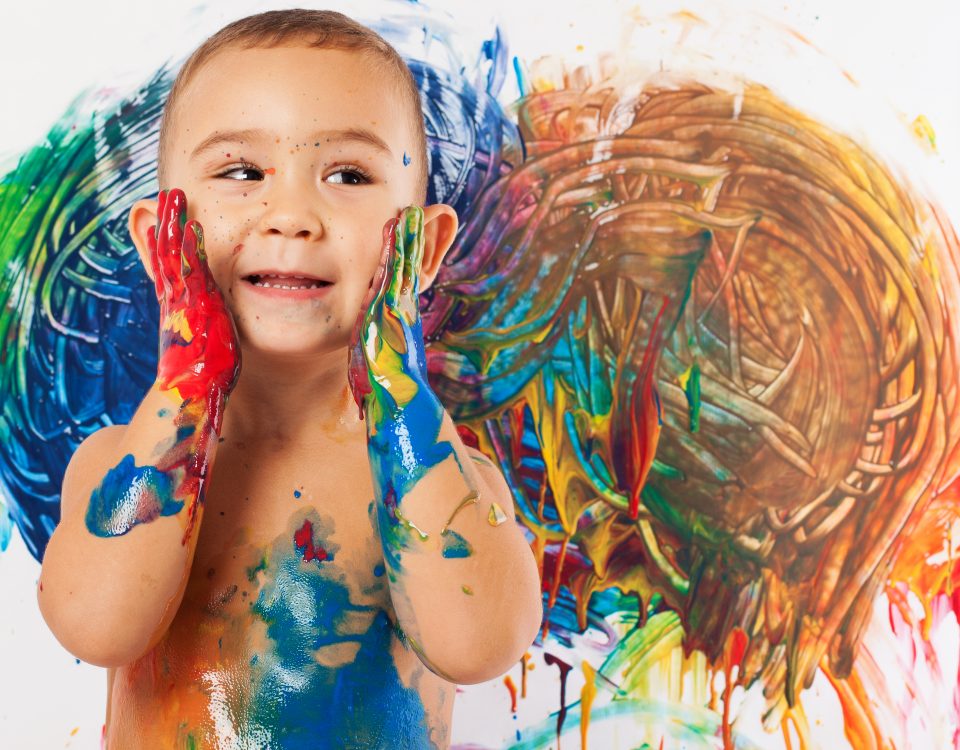 Existem diversas formas de fazer arte! Todas são uma forma de expressar sentimentos e emoções. Quer saber como as atividades artísticas para as crianças podem ser benéficas? Então, confira!