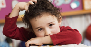 Apesar de acometer indivíduos de todas as idades, gêneros, classes e etnias, crianças em idade escolar são o principal alvo de piolhos e lêndeas.