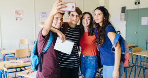 Apesar de os piolhos acometerem crianças e adultos de todas as idades, o número de casos entre jovens aumentou consideravelmente nos últimos anos.