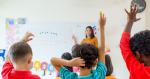 Crianças em idade escolar são o principal alvo de piolhos. Descubra como professores e responsáveis devem proceder em caso de pediculose nas escolas.